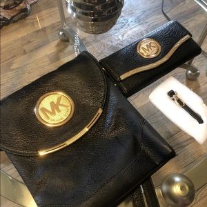 MICHAEL KORS BAG AND MATCHING WALLET AND 4 EXTRA WALLETS!!1BRAND NEW SUNGLASSE!!